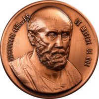 Χάλκινο Αναμνηστικό Μετάλλιο Ιατρικού Συνεδρίου “Médecine Méditerranée” – Αθήνα 1991 – Χαράκτης Ν. Περαντινός Συλλεκτικό χάλκινο αναμνηστικό μετάλλιο που εκδόθηκε με αφορμή το Ιατρικό Συνέδριο “Médecine Méditerranée”, το οποίο πραγματοποιήθηκε στην Αθήνα το 1991. Η διοργάνωση αποτέλεσε σημείο συνάντησης επιστημόνων και επαγγελματιών υγείας από τις χώρες της Μεσογείου, προάγοντας την ανταλλαγή γνώσεων, τη συνεργασία και την εξέλιξη της ιατρικής επιστήμης. Το μετάλλιο είναι έργο του διακεκριμένου Έλληνα γλύπτη και χαράκτη Νίκου Περαντινού (1910–1991), ενός από τους σημαντικότερους δημιουργούς μεταλλίων και νομισμάτων της σύγχρονης ελληνικής γλυπτικής. Η καλλιτεχνική του υπογραφή προσδίδει ιδιαίτερη συλλεκτική και ιστορική αξία στο αντικείμενο. Χαρακτηριστικά: Υλικό: Χαλκός Έτος έκδοσης: 1991 Διοργάνωση: Ιατρικό Συνέδριο «Médecine Méditerranée» Τόπος διεξαγωγής: Αθήνα, Ελλάδα Χαράκτης: Ν. Περαντινός Κατηγορία: Συλλεκτικό αναμνηστικό μετάλλιο Ένα εξαιρετικό συλλεκτικό τεκμήριο που συνδυάζει την ιστορία της ιατρικής, τη σύγχρονη ελληνική γλυπτική και τη διεθνή επιστημονική συνεργασία. Αποτελεί ιδανική επιλογή για συλλέκτες μεταλλίων, έργων του Νίκου Περαντινού και αντικειμένων που σχετίζονται με την ιστορία της ιατρικής και των επιστημονικών συνεδρίων. Χάλκινο Αναμνηστικό Μετάλλιο Ιατρικού Συνεδρίου