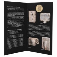 Μετάλλιο Τράπεζας της Ελλάδος – Πεσσός με Τάμα στον Ασκληπιό Αναμνηστικό μετάλλιο της Τράπεζας της Ελλάδος με παράσταση εμπνευσμένη από την αρχαία ελληνική νομισματοκοπία. Απεικονίζεται πεσσός (ιερός λίθινος στύλος) με τάμα αφιερωμένο στον Ασκληπιό, τον θεό της Ιατρικής, σύμβολο θεραπείας, υγείας και ευγνωμοσύνης. Η παράσταση παραπέμπει στα αναθήματα που αφιέρωναν οι πιστοί στα Ασκληπιεία ως ένδειξη ευχαριστίας για την ίαση ή ως επίκληση για καλή υγεία. Το μετάλλιο αποτελεί εξαιρετικό δείγμα της υψηλής ποιότητας κατασκευής του Νομισματοκοπείου της Τράπεζας της Ελλάδος και συνδυάζει ιστορική, καλλιτεχνική και συλλεκτική αξία. Απευθύνεται σε συλλέκτες μεταλλίων, φίλους της αρχαίας ελληνικής ιστορίας και της νομισματικής τέχνης. Η Τράπεζα της Ελλάδος και το Νομισματοκοπείο έχουν εκδώσει σειρά μεταλλίων με θέματα από την ελληνική πολιτιστική κληρονομιά και την αρχαιότητα. Αν πρόκειται για συγκεκριμένο μετάλλιο, μπορώ να γράψω μια απόλυτα ακριβή συλλεκτική περιγραφή (με υλικό, διάμετρο, βάρος, έτος έκδοσης και ερμηνεία της παράστασης) αν μου στείλετε μια φωτογραφία της εμπρόσθιας και της οπίσθιας όψης.