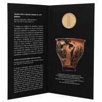 Μετάλλιο Μουσείου Ακρόπολης 2022 – Αρχαϊκό Πήλινο Ομοίωμα Κλίμακας με Επτά Βαθμίδες Συλλεκτικό μετάλλιο του Μουσείου Ακρόπολης, έκδοσης 2022, εμπνευσμένο από το μοναδικό αρχαϊκό πήλινο ομοίωμα κλίμακας με επτά βαθμίδες, το οποίο εκτίθεται στις συλλογές του Μουσείου. Το πρωτότυπο έργο, κατασκευασμένο από πηλό και χρονολογούμενο στον 6ο αιώνα π.Χ., βρέθηκε στο Ιερό της Νύμφης στις κλιτύες της Ακρόπολης και αποτελεί ένα από τα πλέον ιδιαίτερα αναθήματα της αρχαϊκής περιόδου. Η κλίμακα με τις επτά βαθμίδες συνδέεται με τις γαμήλιες τελετουργίες της αρχαίας Αθήνας και θεωρείται ότι συμβολίζει τη μετάβαση της νύφης από την πατρική οικία στη νέα της ζωή ως συζύγου. Παράλληλα, έχει συσχετιστεί και με τη λατρεία της Αφροδίτης Ουρανίας, καθώς και με τις γυναικείες τελετές των Αδωνίων, γεγονός που αναδεικνύει τον πλούσιο συμβολισμό του αντικειμένου. Το μετάλλιο αποτυπώνει με εξαιρετική λεπτομέρεια το αρχαίο εύρημα, αποδίδοντας φόρο τιμής στην πολιτιστική κληρονομιά της Ακρόπολης και στη διαχρονική αξία των αρχαιολογικών θησαυρών της Ελλάδας. Αποτελεί μια ιδιαίτερη συλλεκτική έκδοση που συνδυάζει ιστορική σημασία, καλλιτεχνική ποιότητα και υψηλή αισθητική, ιδανική για συλλέκτες μεταλλίων, φίλους της αρχαίας ελληνικής τέχνης και επισκέπτες του Μουσείου Ακρόπολης.